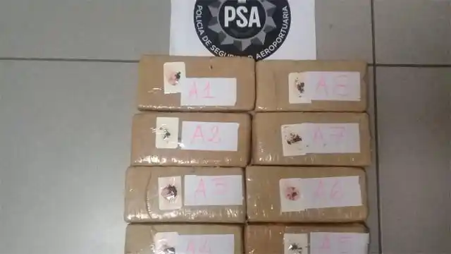 Detienen a una joven que llevaba casi cinco kilos de marihuana en un colectivo