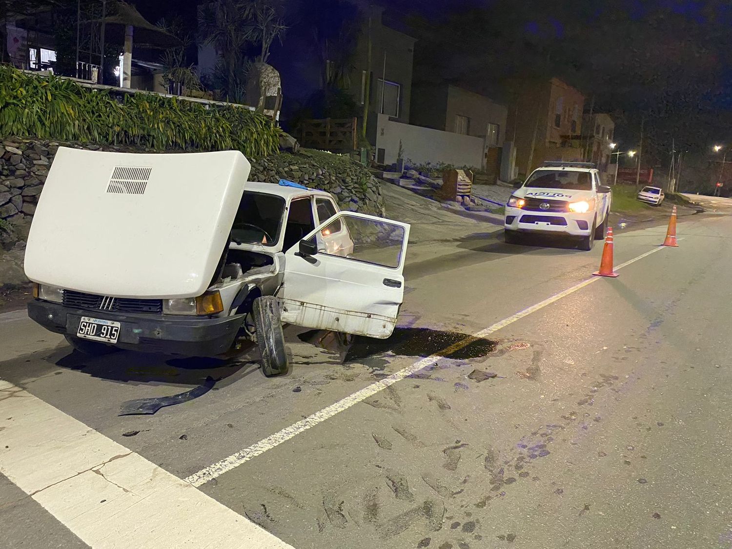 Un joven perdió el control de su vehículo y chocó contra un paredón