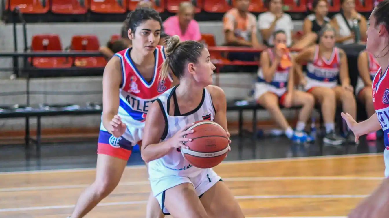 Atlético y Olimpia BBC, dos de los equipos que tendrán competencia en el Pre-Federal Formativo Femenino. Foto archivo Sur24.