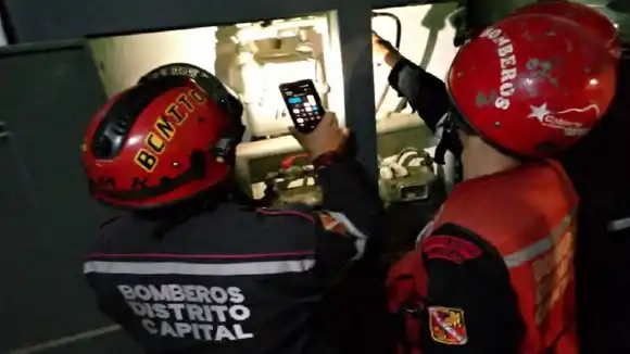 Rotura de tubo matriz inunda 15 viviendas en Caracas