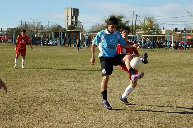 Defensores goleó a Central Larroque
