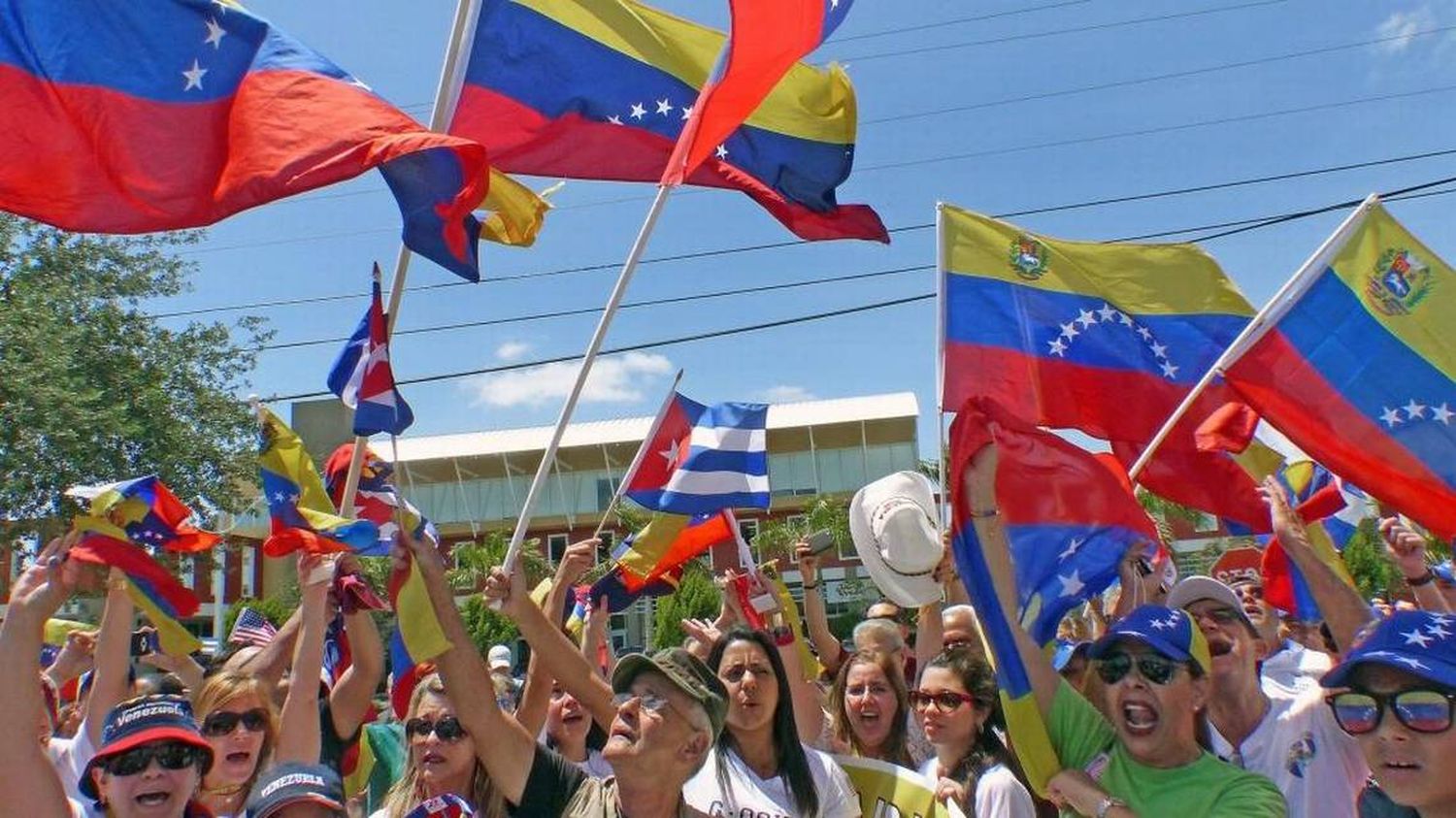 SE SIENTEN EN EL LIMBO: reina la incertidumbre entre venezolanos en la FLORIDA