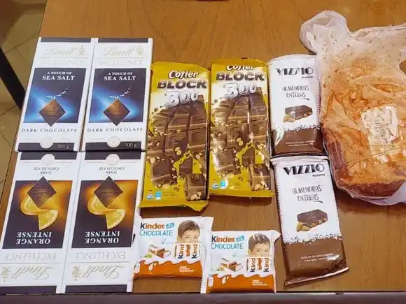 Un dulce robo…: las cámaras de un supermercado lo captaron robado varios chocolates
