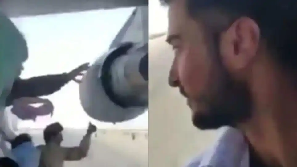 El video selfie del afgano que huyó de Kabul colgado del ala de un avión