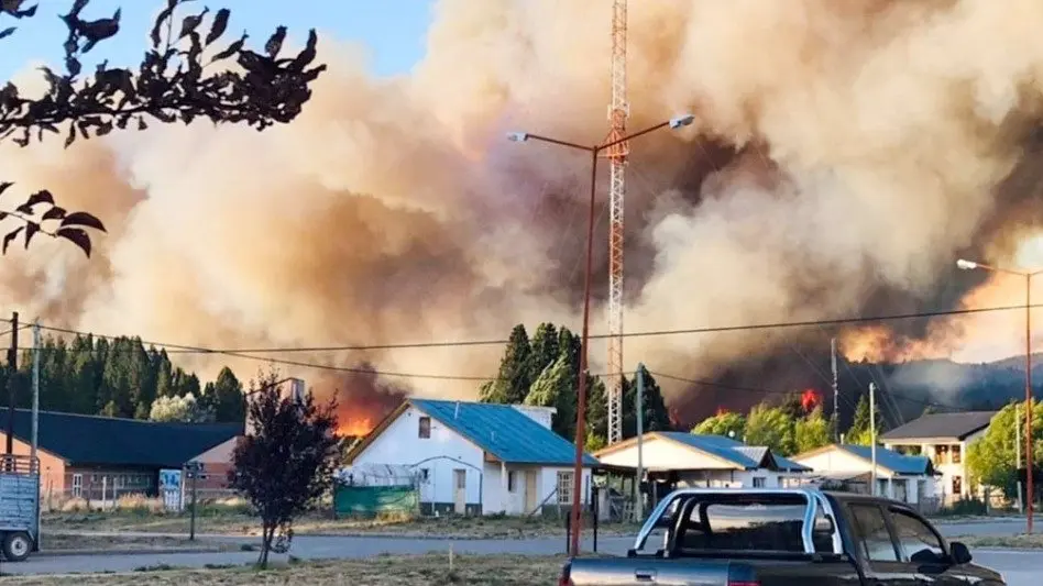 La comunidad de El Hoyo quedó rodeada por el fuego, con heridos y evacuados