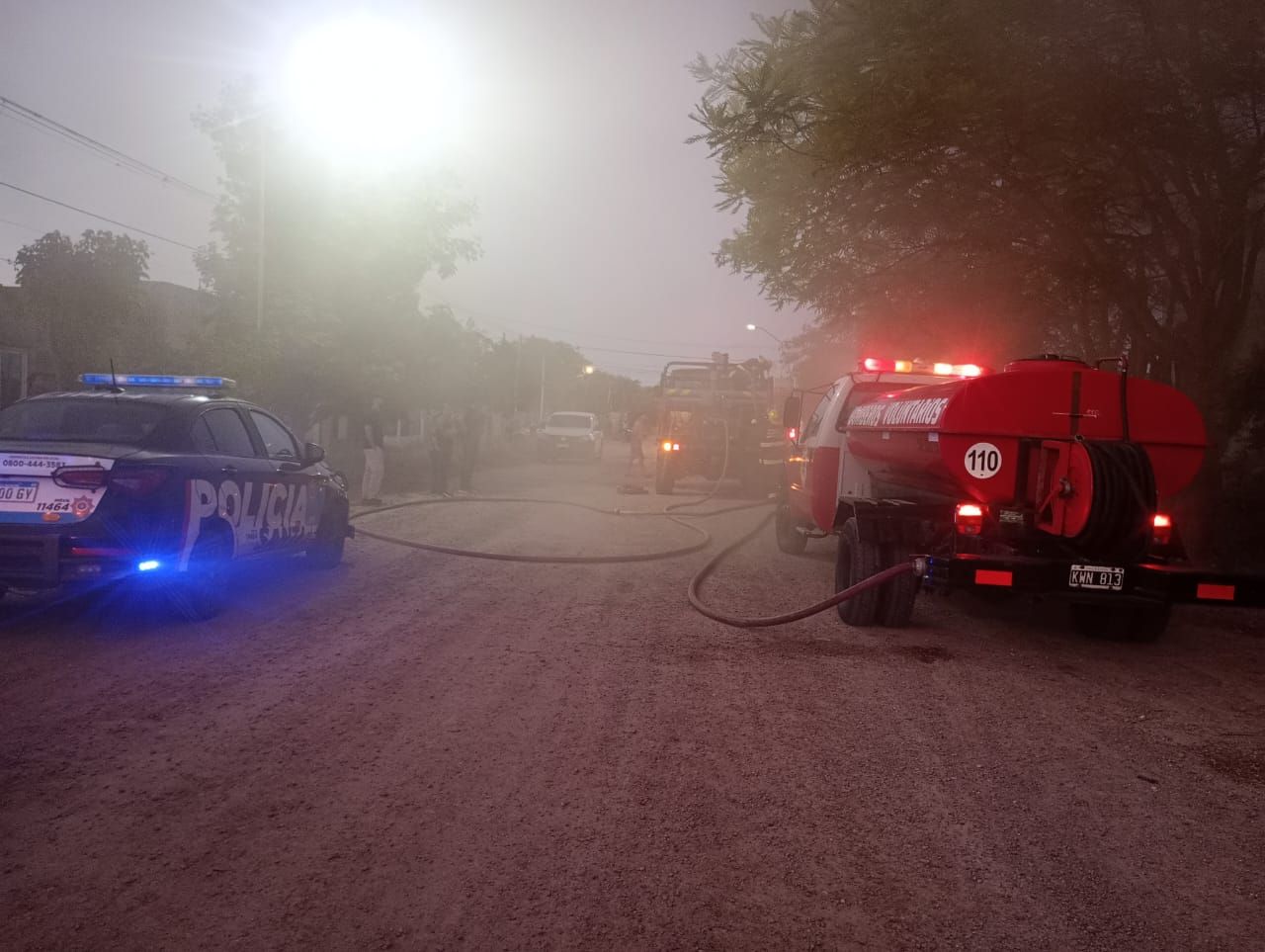 Tres dotaciones de bomberos intervinieron en un incendio que destruyó parte de una vivienda en San Cristóbal