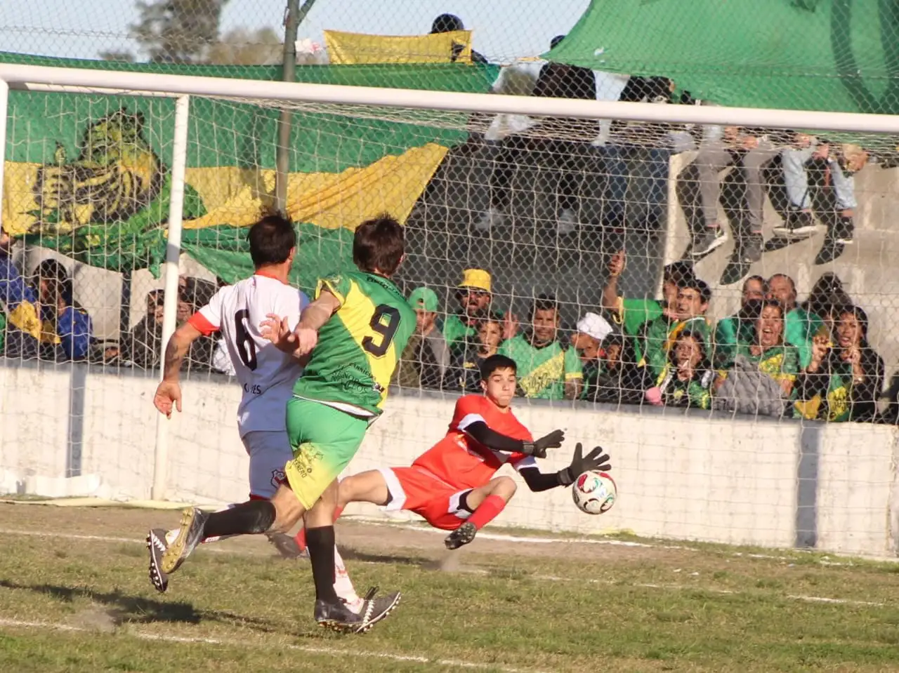 Urquiza viene de adjudicarse el clásico del Cuarto Cuartel. Los dirigidos por Darío Sánchez están muy motivados y la única gran ausencia será la de Conrado Besel. La hinchada se está preparando con todo para copar el estadio "Hermanos Romasanta".
