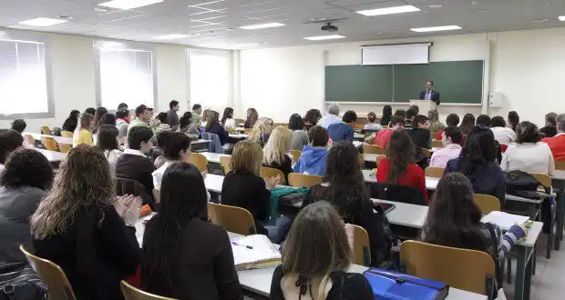 Invertir el 30 % del IVA para recuperar la EDUCACIÓN del país: la PROPUESTA DE LA UCAB