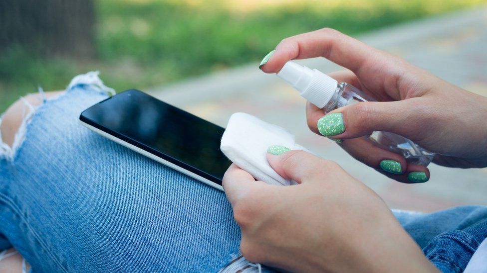 Cómo limpiar correctamente la pantalla de un celular