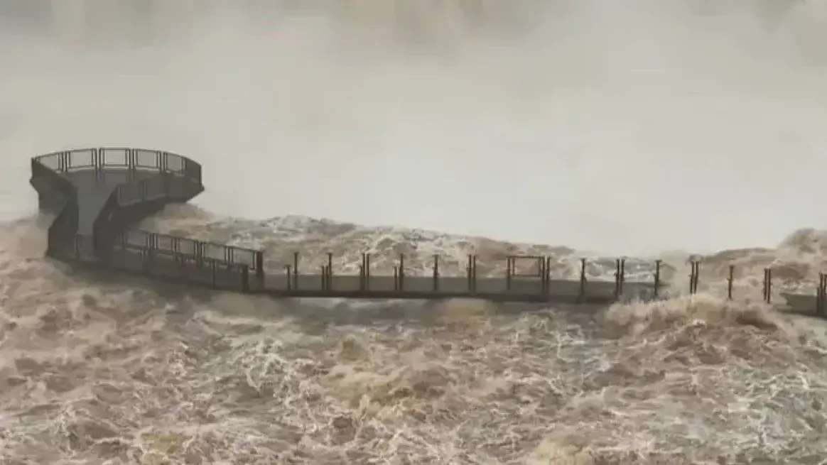 Cerraron el Circuito Superior de las Cataratas del Iguazú por la crecida del río