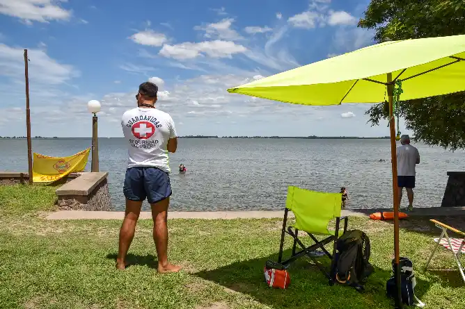 El equipo de guardavidas municipales refuerza los cuidados en la laguna durante el verano