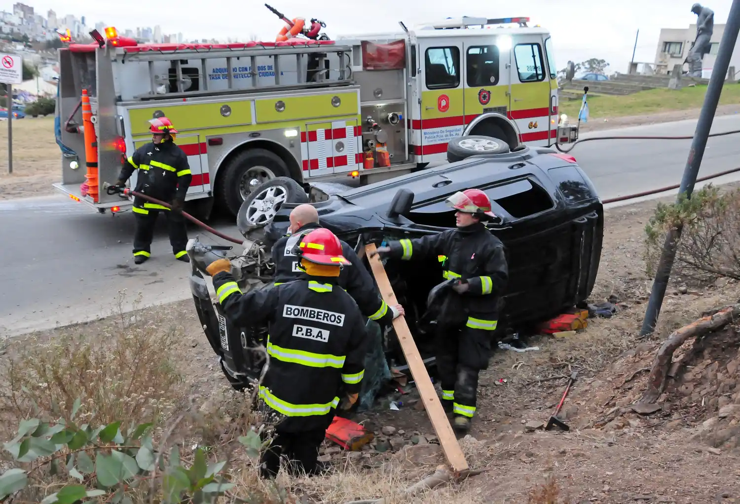 Una joven sufrió lesiones graves tras el vuelco de la camioneta en la que circulaba