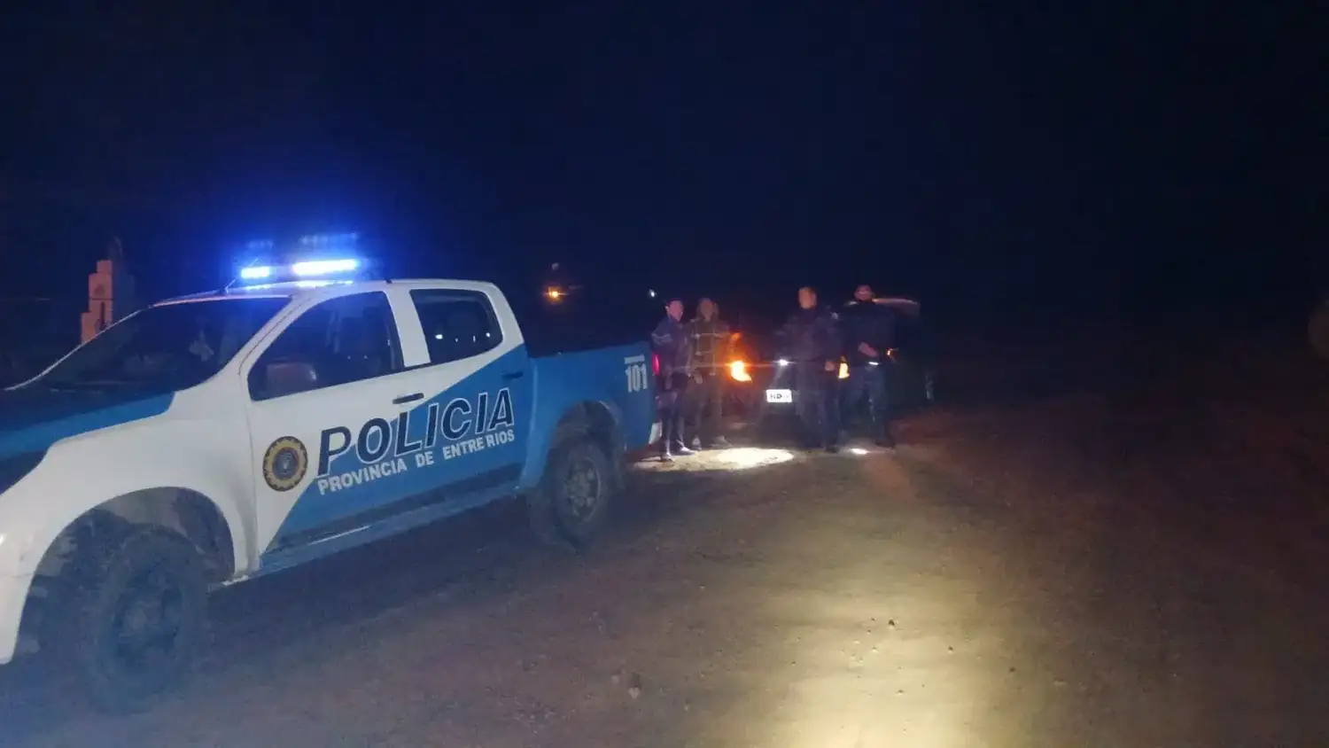 Interceptaron un remís con un ciervo faenado, armas y elementos de caza en un control policial