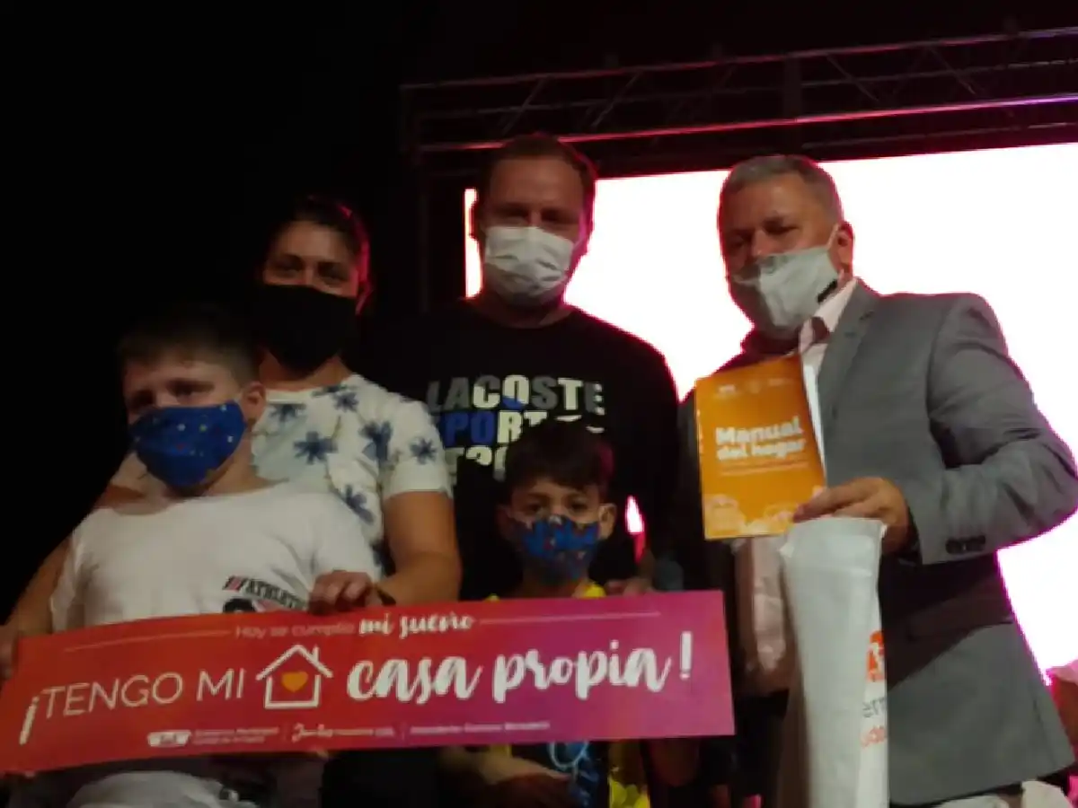 Arroyito: 32 familias recibieron  una vivienda y cumplieron su sueño  