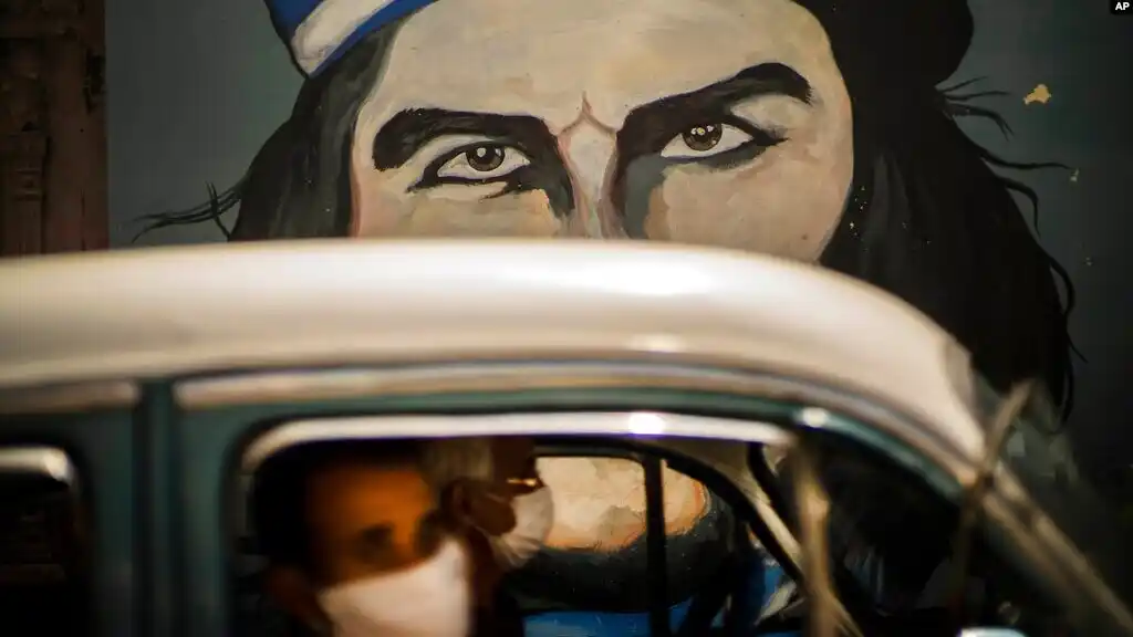 En Bolivia velan sin honores a militar que capturó al "Che"