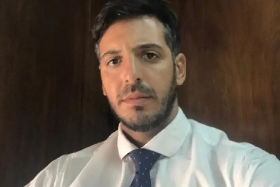 El Dr. Carlos Navarro Martino es abogado, especialista en Derecho Penal