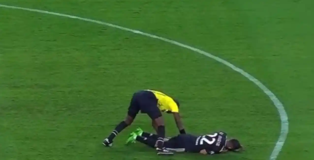 En su debut en Juventus, Di María protagonizó un impactante golpe con el árbitro