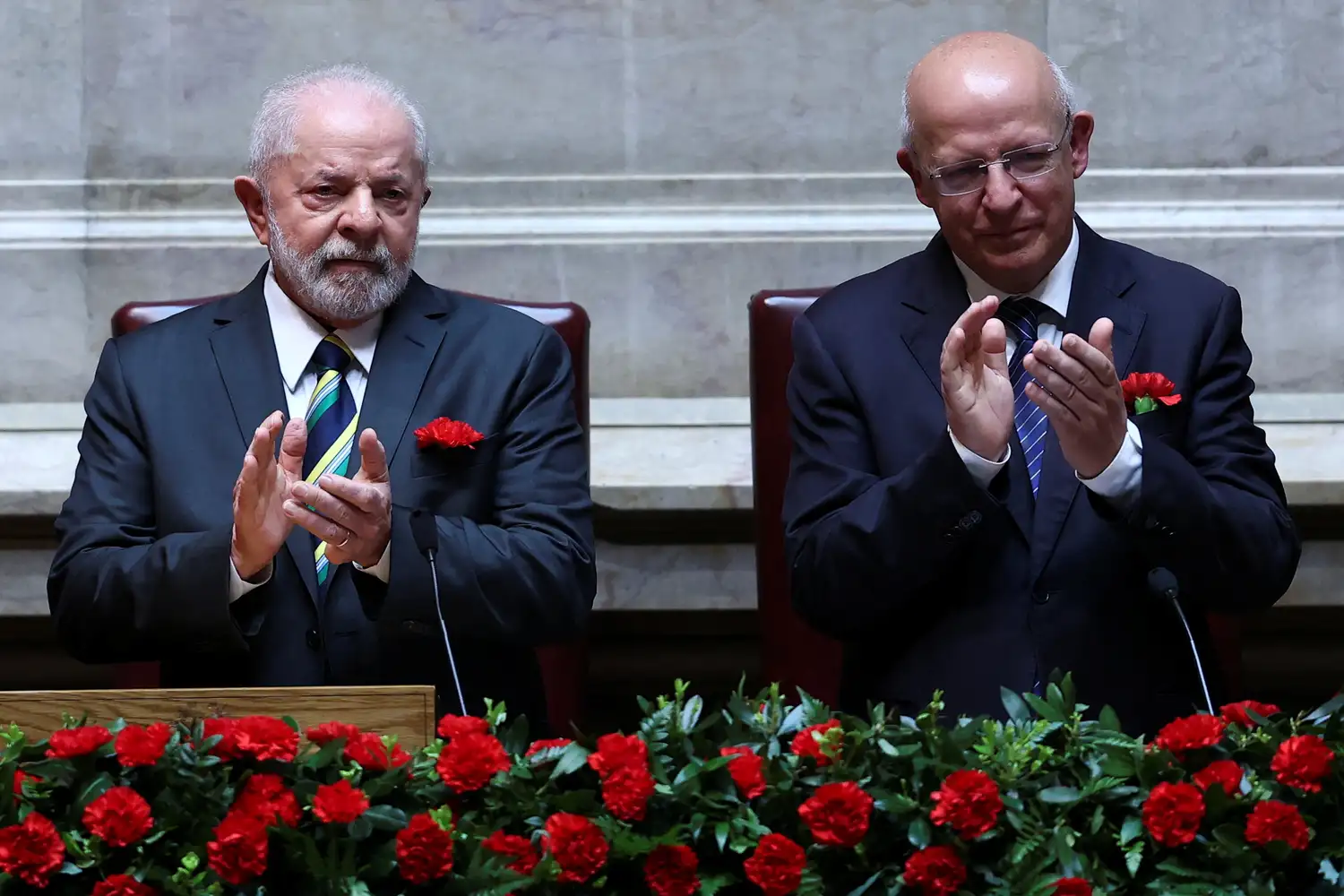 Antes de viajar a España, Luiz Inacio Lula da Silva y el presidente del parlamento portugués, Augusto Santos Silva, recordaron la Revolución de los Claveles de Portugal.