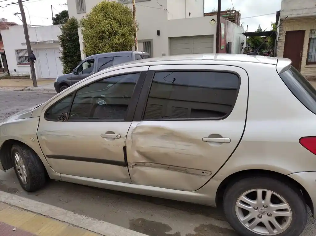 Le chocaron el auto estacionado y se dieron a la fuga 