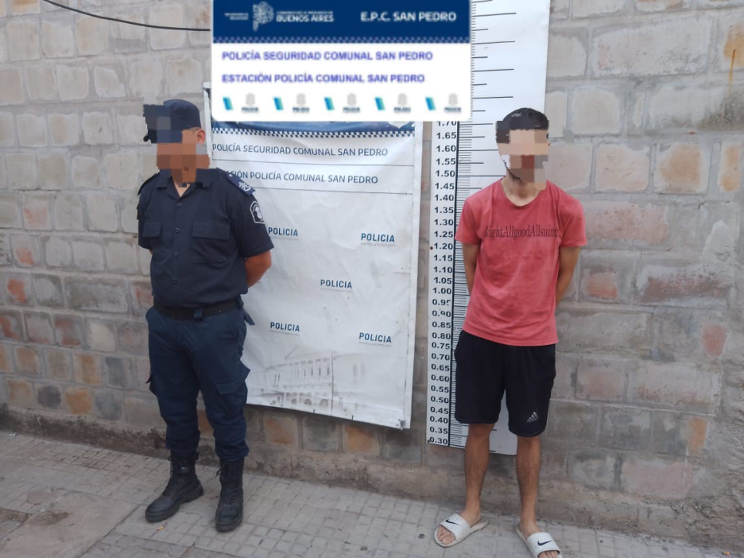 Rompió el vidrio de un auto, robó pertenencias de su interior y fue detenido por la víctima