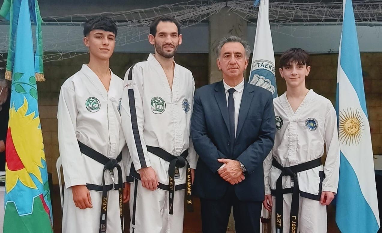El maestro Alejandro Yapuncic junto a Lautaro Yocca, Matìas Maimone y Santiago Campaner.
