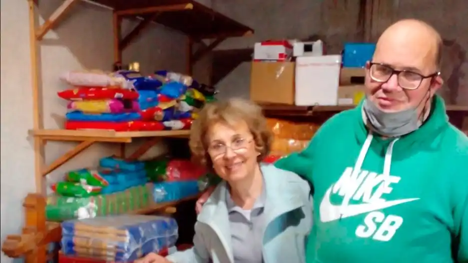 En plena labor. Separando los alimentos que dona la comunidad, junto a Gabriel