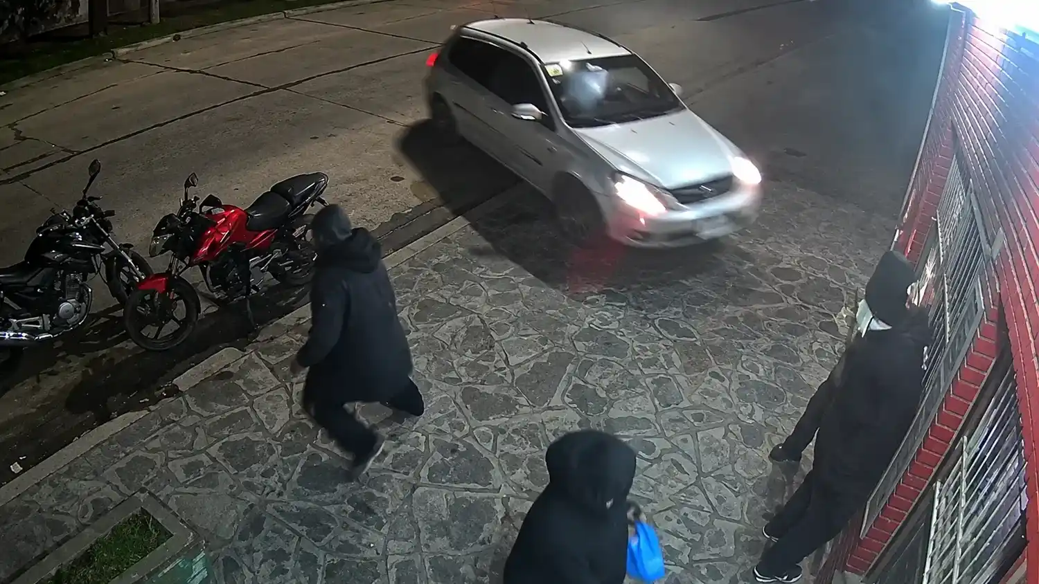 Tragedia en Mar del Plata: una camioneta volcó frente a un almacén y murió un hombre de 36 años