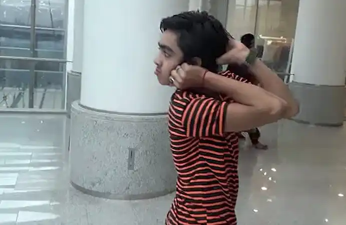 El "Niño búho" puede girar su cabeza 180 grados: ¡mirá el video!