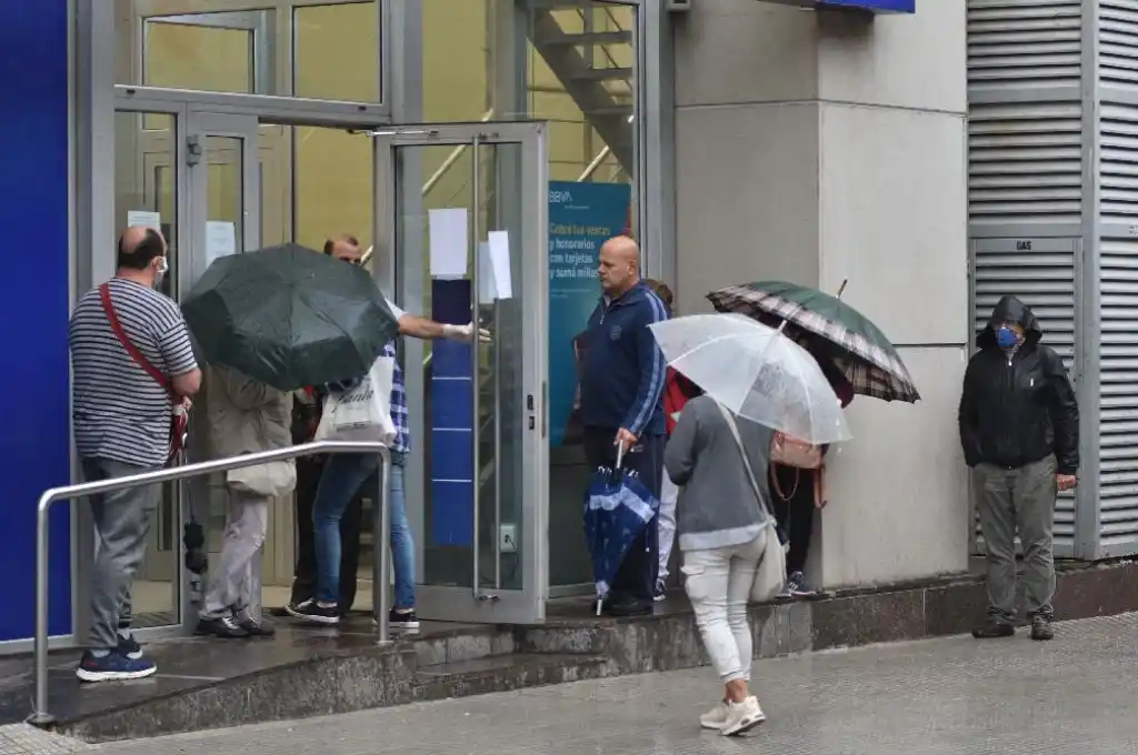 Los bancos ya atienden al público sin turno previo