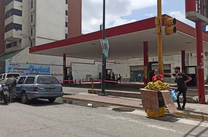 ¡A CUIDAR LA GASOLINA! Avenidas solitarias y bombas abarrotadas por la escasez