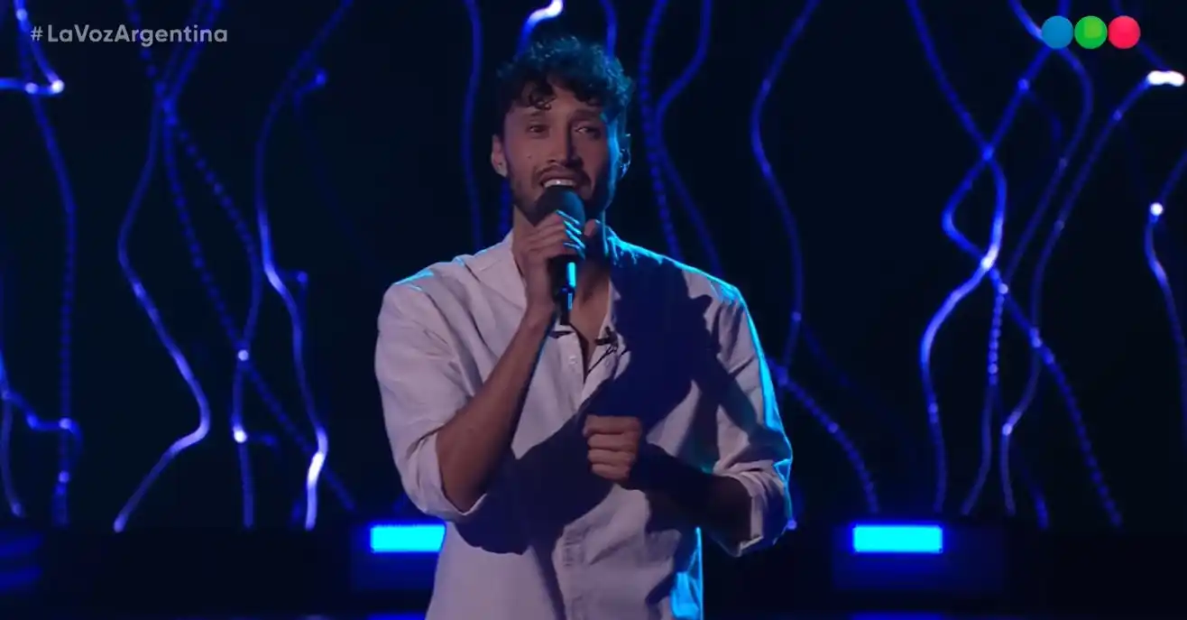 Andrés interpretó "Azul" de Cristian Castro.