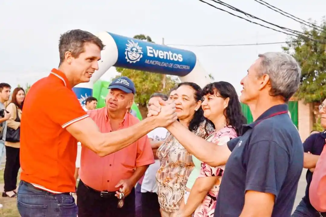 El intendente Enrique Cresto recorrió las obras de pavimentación y mejoras en calle Diamante