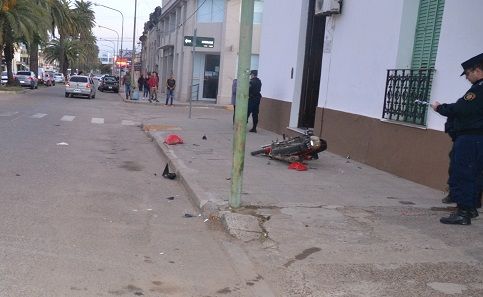 Motociclistas impactaron contra una columna de alumbrado