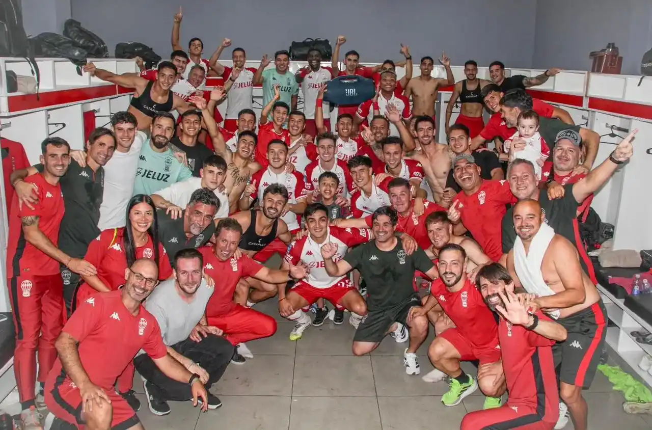 Festejo de los jugadores de Huracan