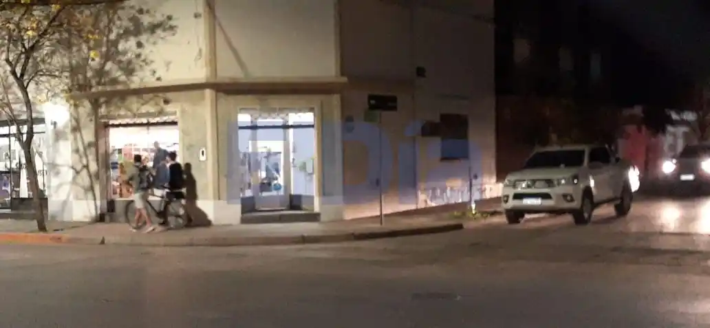 Un "mochilero" entró a un negocio vendiendo sahumerios y terminó robándole a la dueña