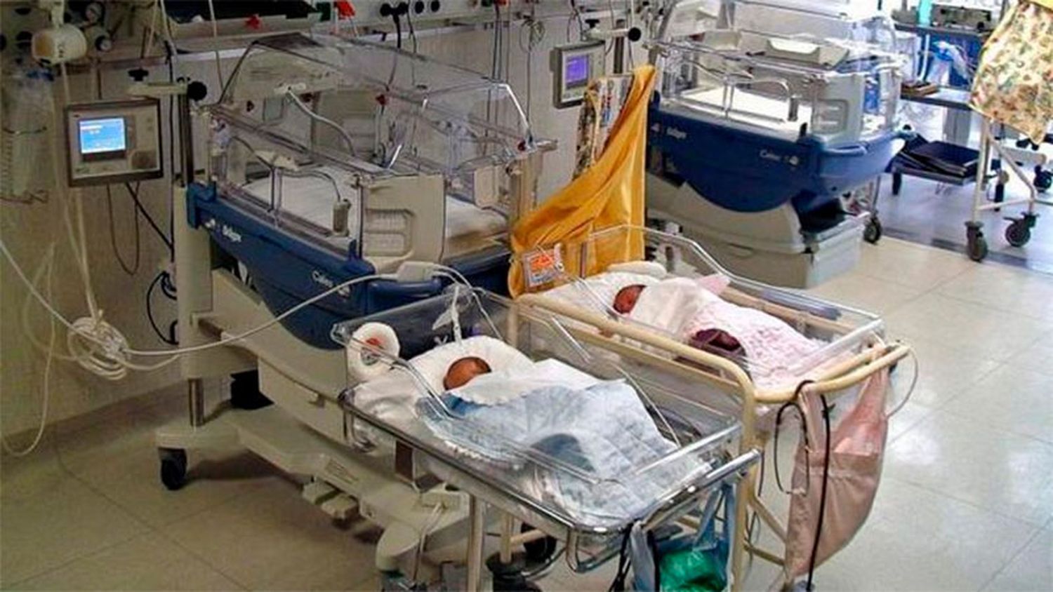 Tuvo mellizos y a los diez días murió de covid sin conocerlos