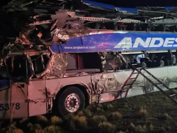 Choque fatal entre un camión y un micro en Santa Cruz: cuatro muertos y al menos 20 heridos