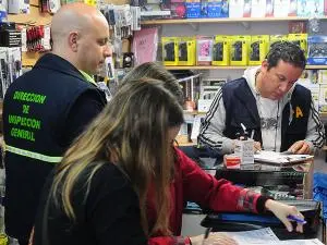 Morón: Clausuraron tres comercios y secuestraron 500 celulares