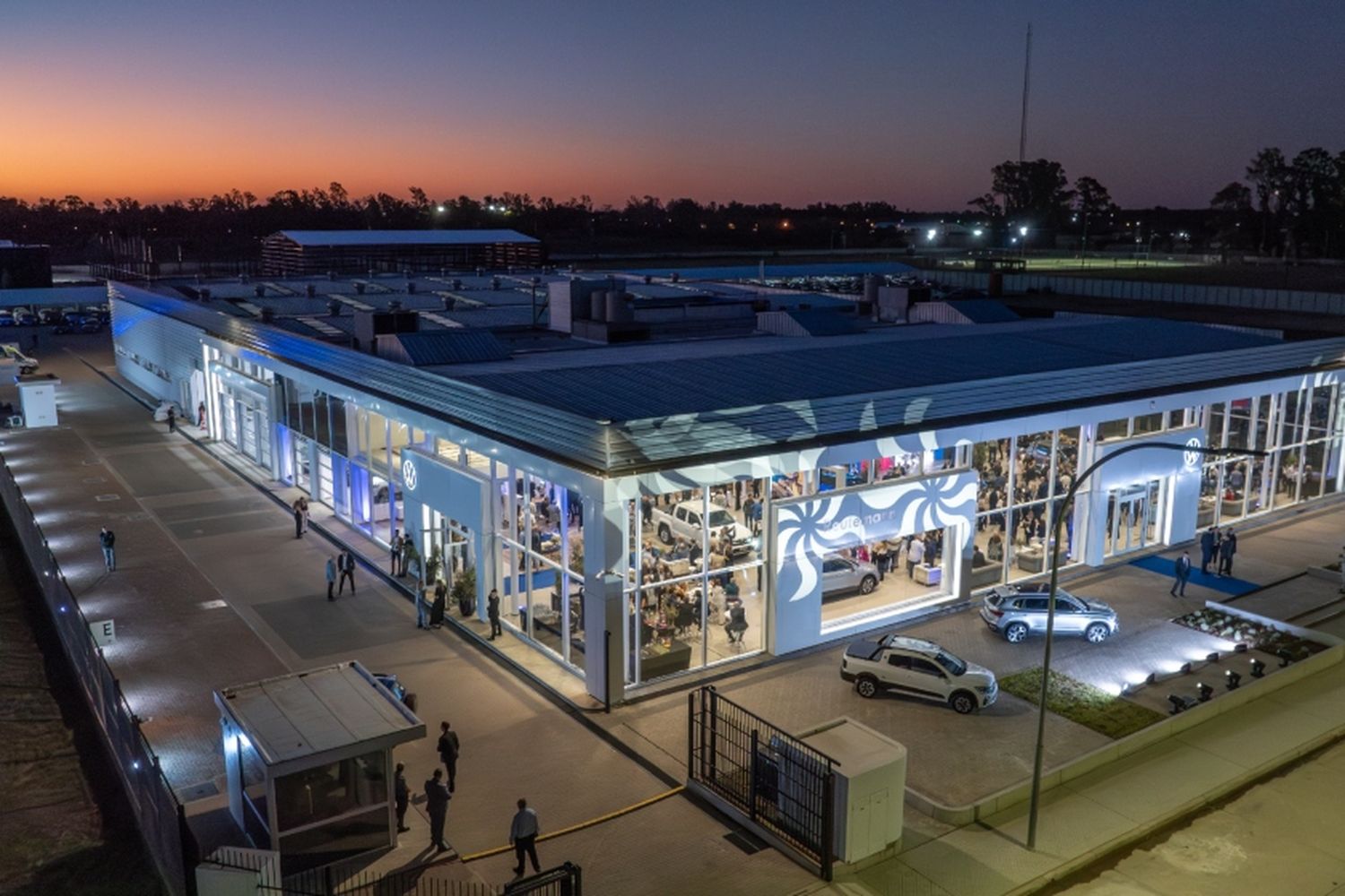 Volkswagen inaugura la concesionaria más grande de Argentina en Rosario, de la mano de Reutemann