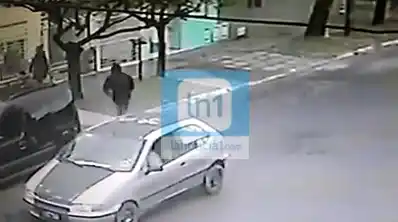 Video: La asaltaron cuando regresaba de hacer las compras con su hijo en Merlo