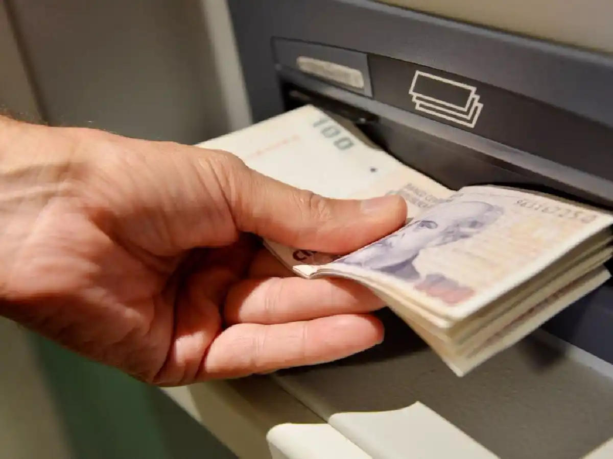 El FMI dice que los salarios de los argentinos volverán a perder  contra la inflación este año