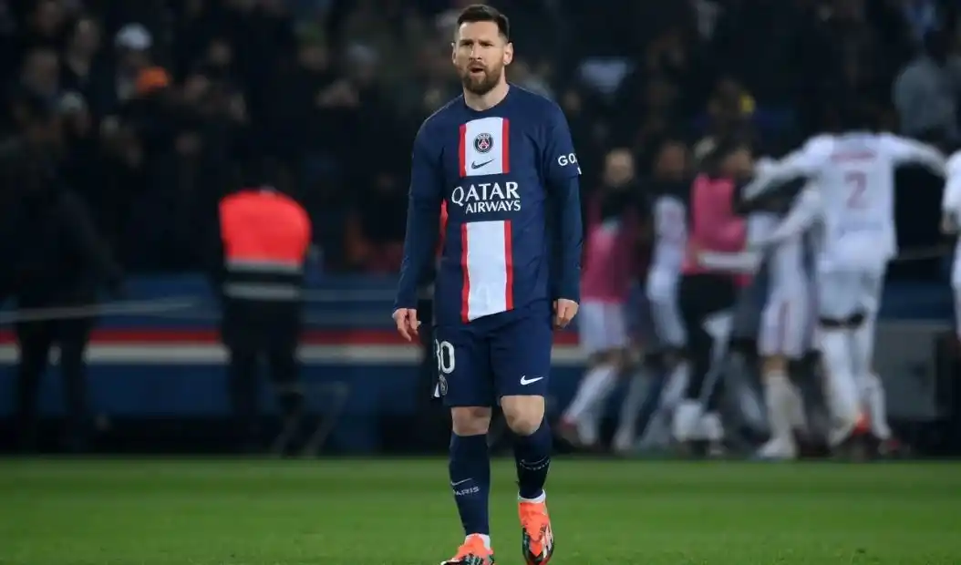 El Lyon ganó y volvió a exponer al PSG de Messi