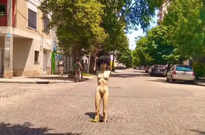 Rosario creativa: pusieron un maniquí para advertir por la presencia de un bache en barrio Echesortu