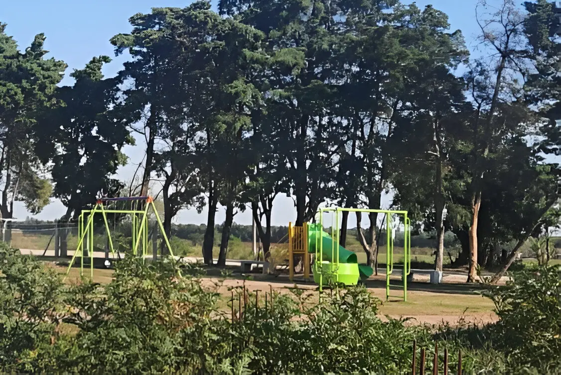 La plaza está ubicada entre el Centro Municipal Marcelina Suárez y La Colmenita.