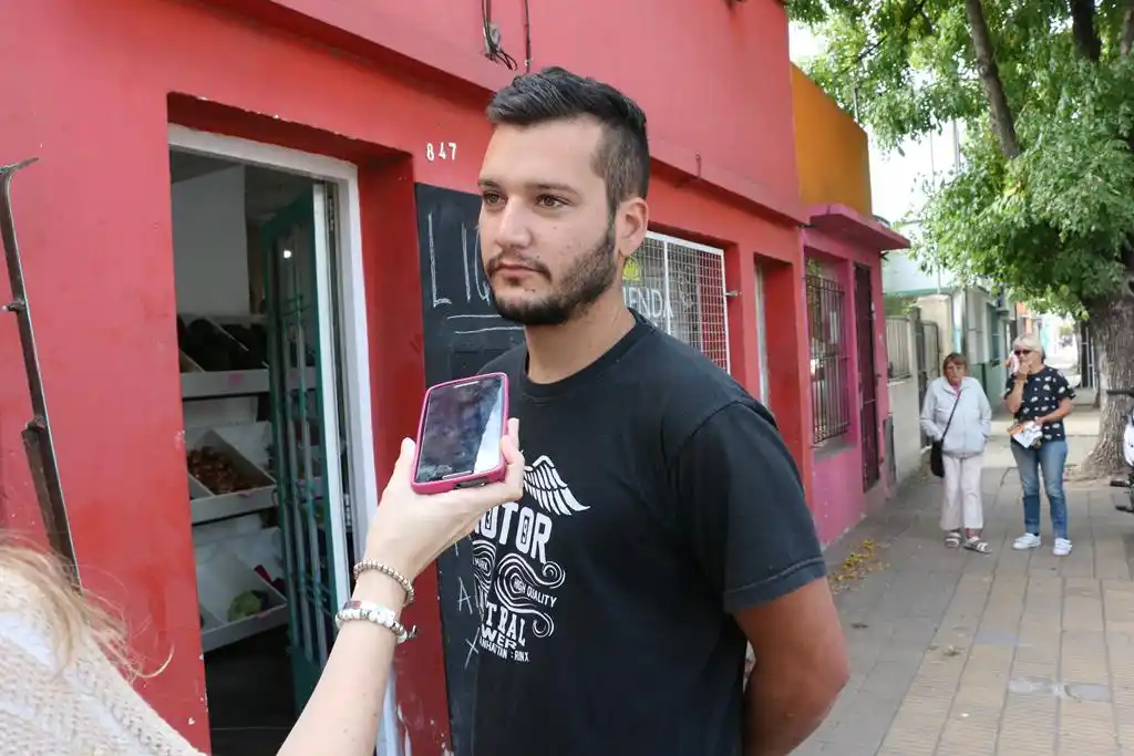 "Ningún funcionario se acercó", dijo el verdulero que debió cerrar su local