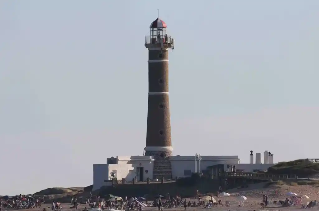 Faro en la playa José Ignacio