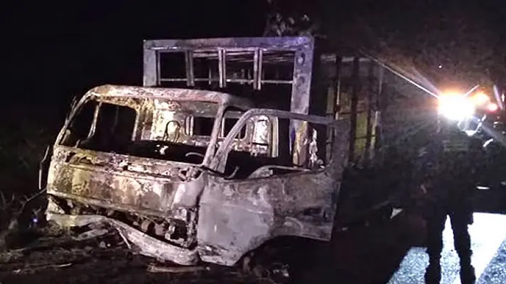 MATAN A UN JOVEN DE 24 AÑOS: piratas de carretera lanzan bomba molotov a un camión cava en Anzoátegui