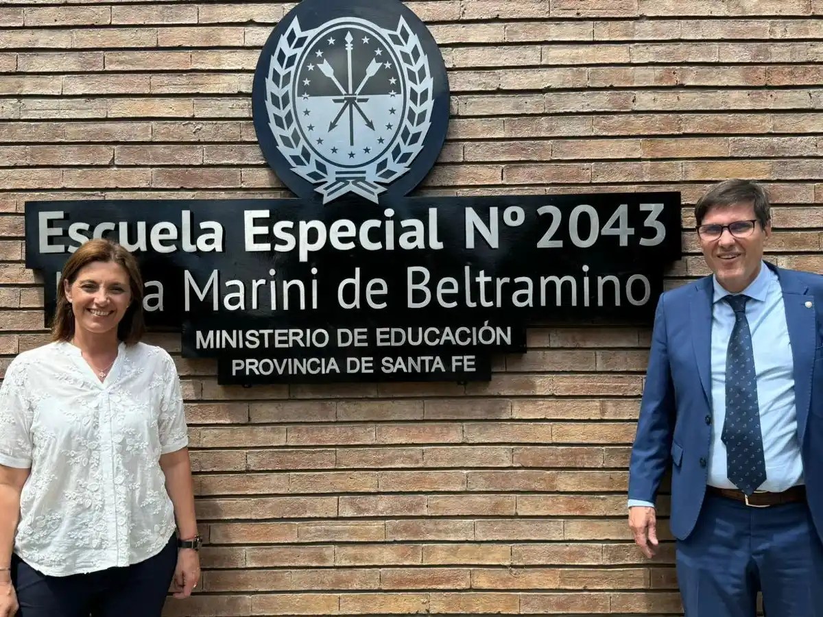 El ministro José Goity junto a la subsecretaria de Inclusión, Betina Florito.