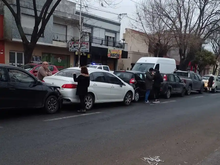 Siete vehículos estuvieron involucrados en un choque en cadena.