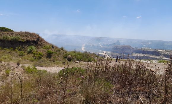 Bomberos trabajan en un incendio de malezas en la zona de Batán